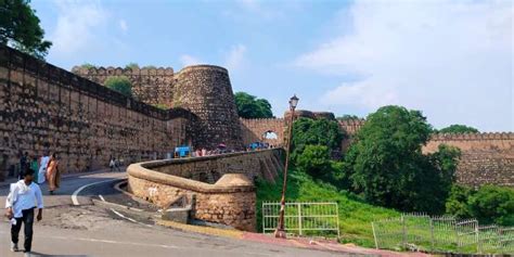 A Trip to Jhansi Fort - How to Reach, Timings & Tour Details