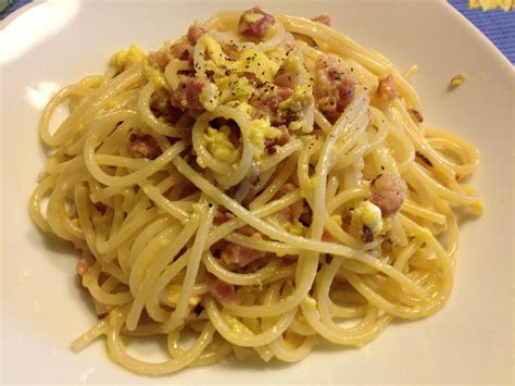Spaghetti alla Carbonara - Mamma Mia Ristorante Pizzeria