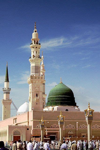 Prophet's Mosque - Medina, Saudi Arabia | Medina mosque, Famous landmarks, Masjid