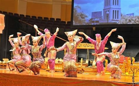 Gambar Tari Piring dari Sumatra Barat untuk Mengenal Kebudayaan Minangkabau | kumparan.com