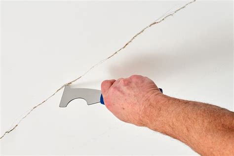 How to Fix a Crack in the Ceiling