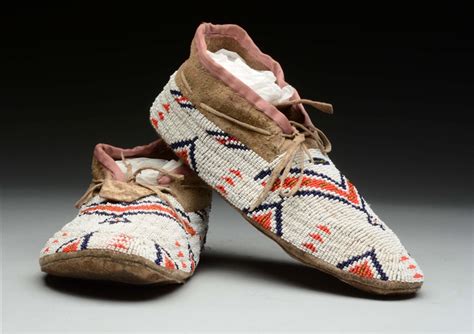 Lot Detail - PAIR OF BEADED NATIVE AMERICAN SHOES.