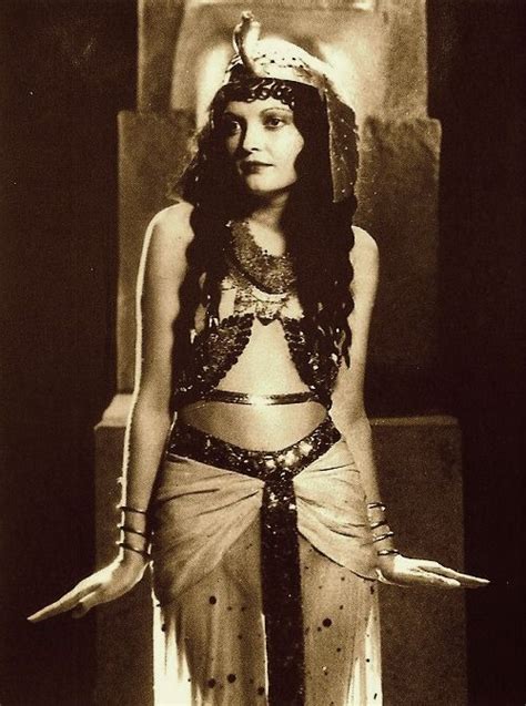 Zita Johann in The Mummy, 1932 | Vintage beauty, Mummy costume, Women