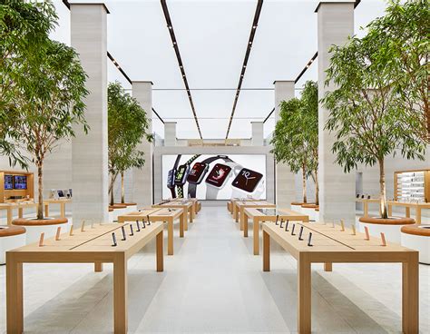 History of the Apple Store and How they became so successful | by Yash Patak | Mac O’Clock | Medium