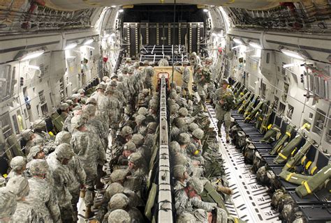 82nd paratroopers demonstrate in-flight parachute rigging | Article | The United States Army