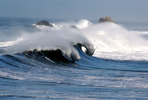 File:Waves in pacifica 1.jpg - Wikimedia Commons