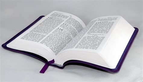 Lire la Bible avec une bible, en ligne, ou des applications?