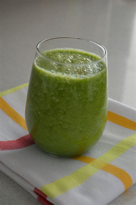 Cucumber Banana & Ginger Green Smoothie - Lauren Schwaiger