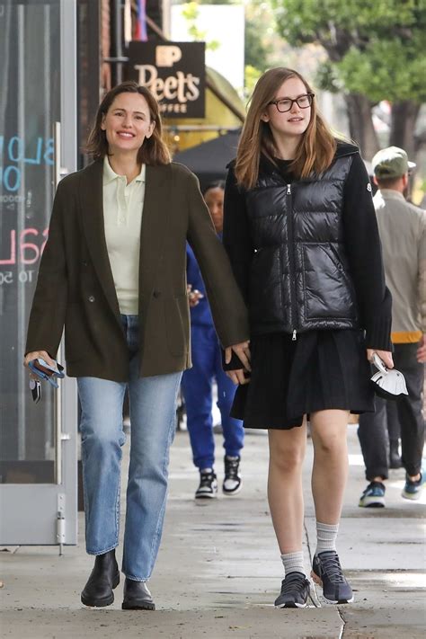 Filha de Jennifer Garner e Ben Affleck chama a atenção por altura em passeio com a mãe