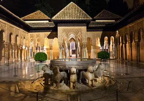 Booking online Alhambra guided night visits. Tour with official guide ...