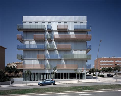 20 Unit Multifamily Housing and Commercial Block / Narch | ArchDaily