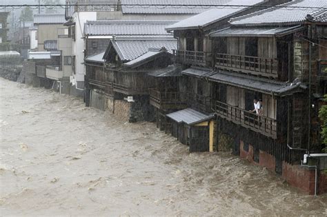 1 killed as typhoon approaches Japan