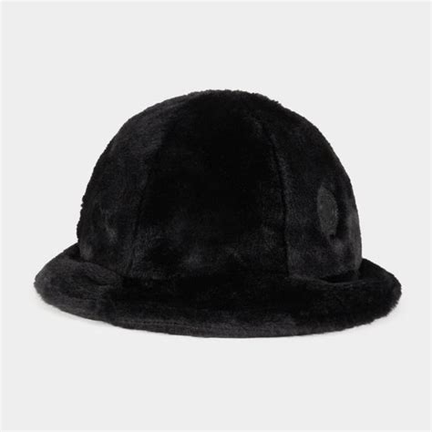 Fluffy badge bucket hat in black offer at Fabiani