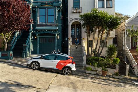 Driverless taxi company offering free rides in S.F.