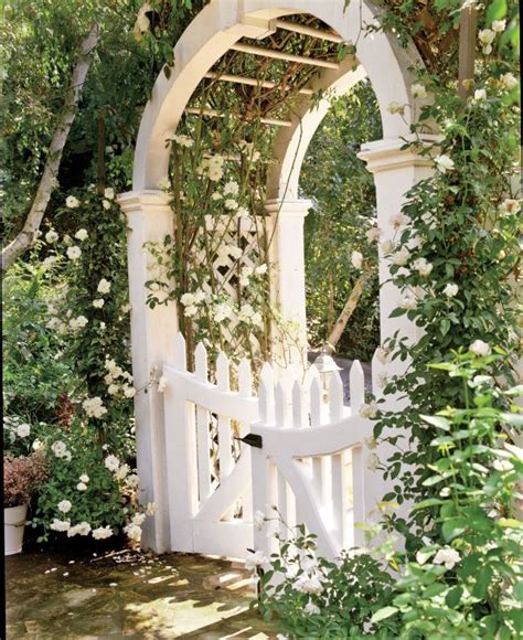 17 Inspired Garden Gates for a Beautiful Backyard | Garden archway ...