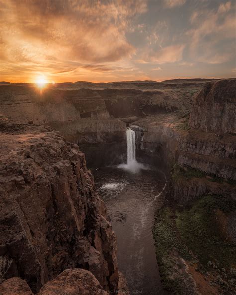 Unreal landscape. This waterfall was supposedly formed by the largest flood Earth has ever seen ...