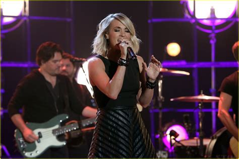 Ellen DeGeneres & Seth Rogen Get Carrie Underwood to do a Chicken Dance ...