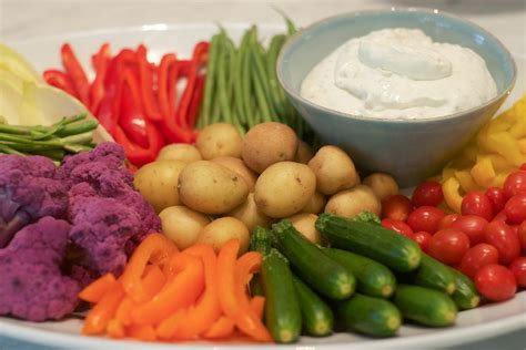 Rainbow Vegetable Platter with Pepper Ranch Dip | Vegetable platter ...