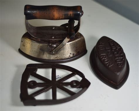 Early 1900's Sad Irons, carrier and Trivet | Collectors Weekly