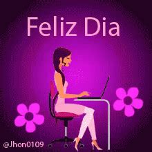 a woman sitting at a desk with a laptop computer in front of her and the words feliz dia on it