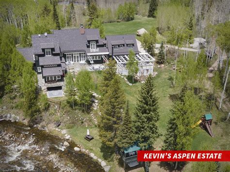 Kevin Costner Takes Kids To Aspen For Summer Vacation