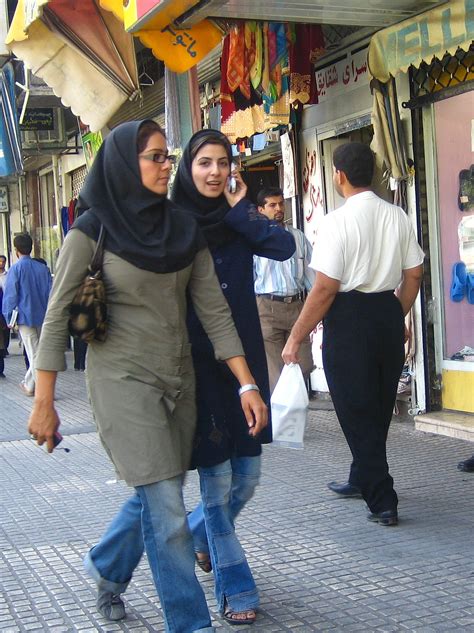 File:Iranian women walking and talking.jpg - Wikipedia