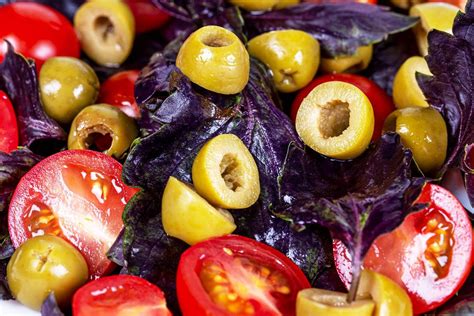 Green salad from leaves and tomatoes - Creative Commons Bilder