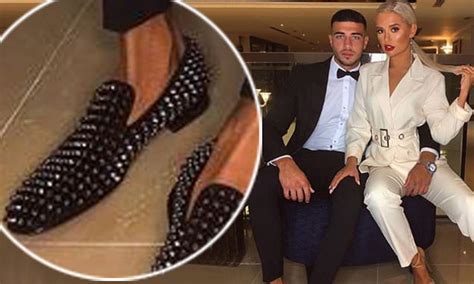 Love Island's Tommy Fury stuns fans with his 'HUGE' feet in £965 ...