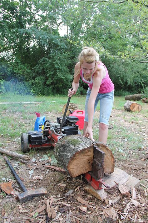 Woman-splitting_logs_with_a_gas_powered_log_splitter - Cylinder ...