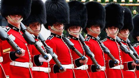 So what's it like to be a Queen's Guard at Buckingham Palace... - Fun ...