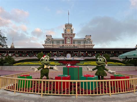 PHOTOS: 2022 Christmas Decorations Adorn the Magic Kingdom - WDW News Today