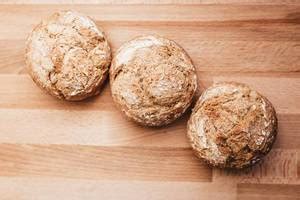 Rustic wholemeal rye bread on wooden board - Creative Commons Bilder