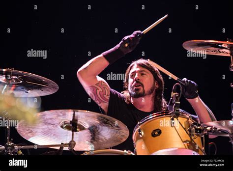 Dave Grohl beats the drums Stock Photo - Alamy