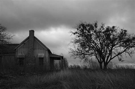 22 Spooky and Creepy Black and White Photos