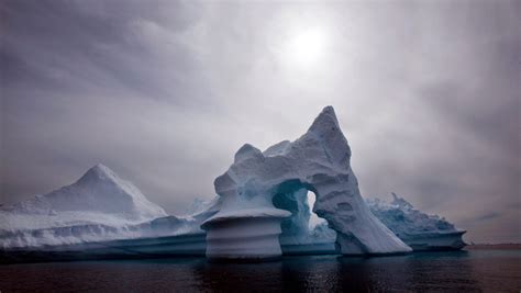 Islands fight to stay above water amid climate change