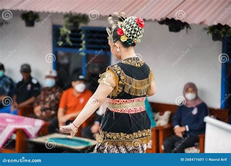 Women Display Graceful Javanese Dance Movements. : Yogyakarta ...