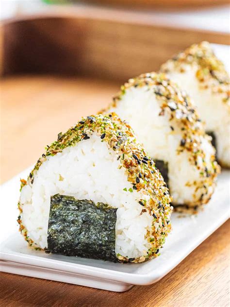 Easy Onigiri お握り (Japanese Rice Balls) - Drive Me Hungry