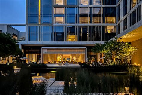 A luxury resort in the middle of a city: Four Seasons Hotel Bangkok ...