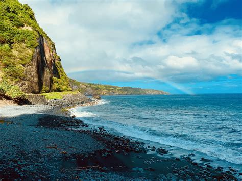 Rainbow off the coast of a Island - Hawaii [OC] [1792x828] : r/EarthPorn