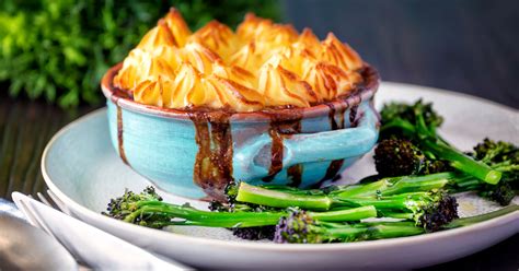 Sausage and Mash Pie with Onion Gravy - Krumpli