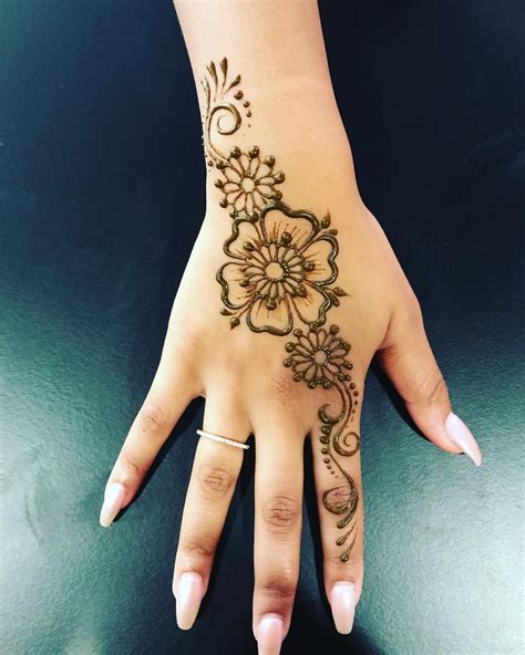 More of a traditional look you can never go wrong with floral designs! . . . Follow me @henna ...