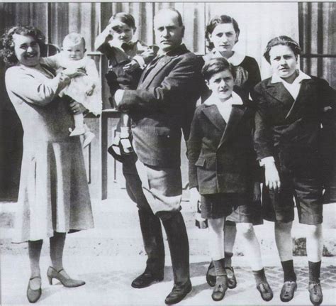 Benito Mussolini with his Family, ca 1935 [850x773] : r/ImagesOfThe1930s