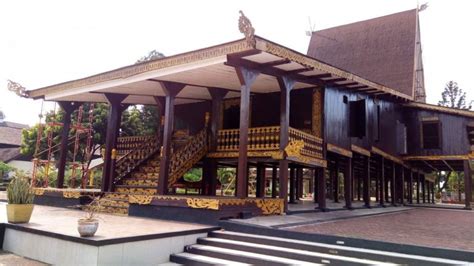 12 Rumah Adat Kalimantan Selatan beserta Nama & Gambar