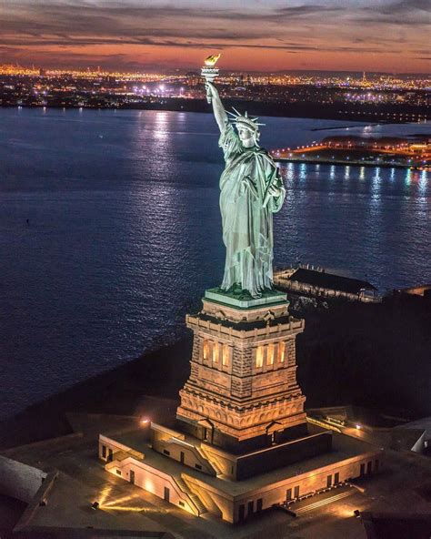 The Statue of Liberty by @davidlacombenyc | Statua della libertà, Fotografia di viaggio ...