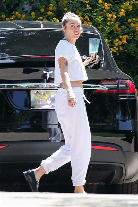 Miley Cyrus in a White Outfit Visits Friends in Malibu 08/05/2021-4 – LACELEBS.CO