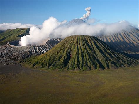 Indonesia Mount Bromo volcano erupts -- Earth Changes -- Sott.net