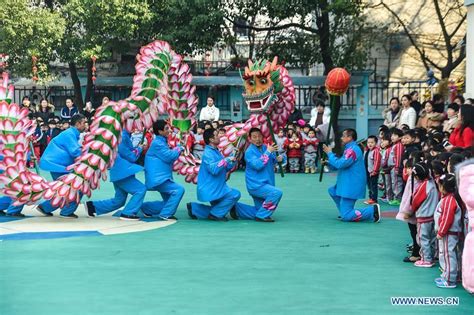 Children play traditional dragon dance in kindergarten (4/13)