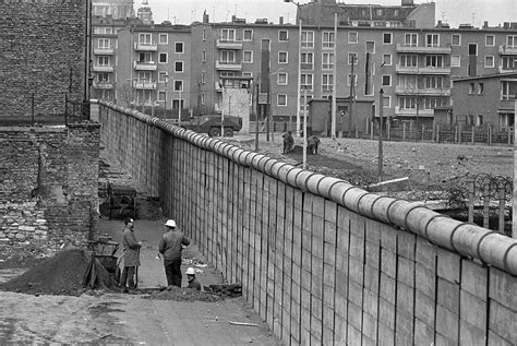 The story of Berlin Wall in pictures, 1961-1989 - Rare Historical ...