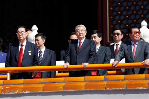 习近平、江泽民、胡锦涛等在天安门城楼画面_手机凤凰网