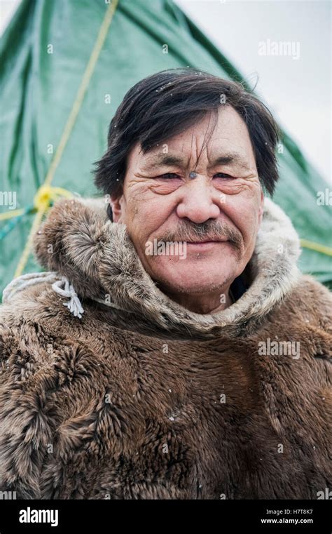 Inuit canada animal hi-res stock photography and images - Alamy